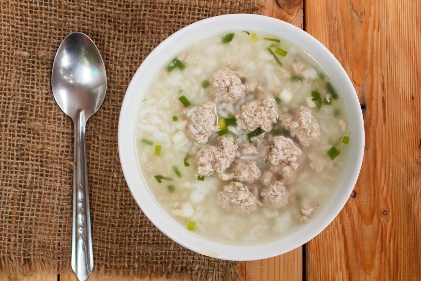 Bé mấy tháng thì ăn được cháo thịt heo?