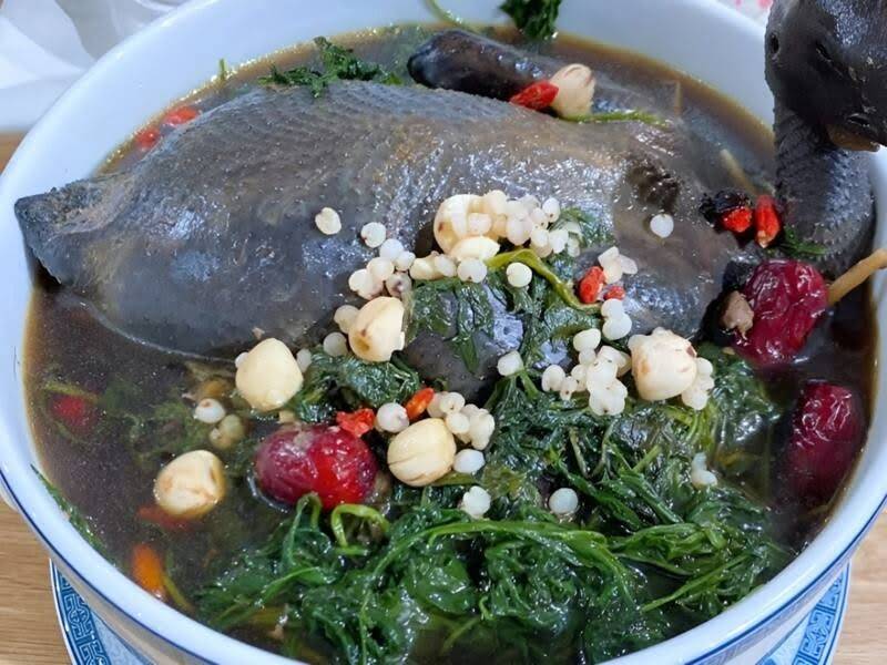 Cách làm gà hầm nồi áp suất với rau ngải cứu