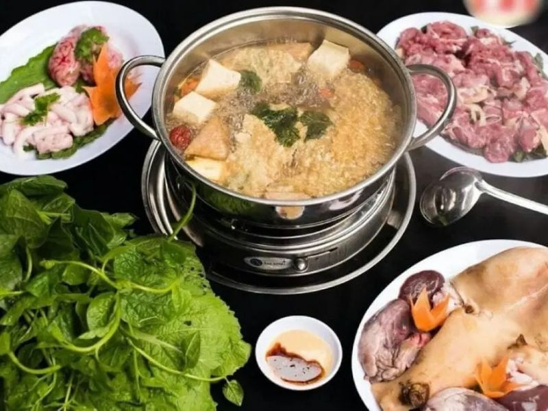 Món lẩu dê được thưởng thức ngon nhất khi nước lẩu sôi lăn tăn, thịt dê mềm thơm