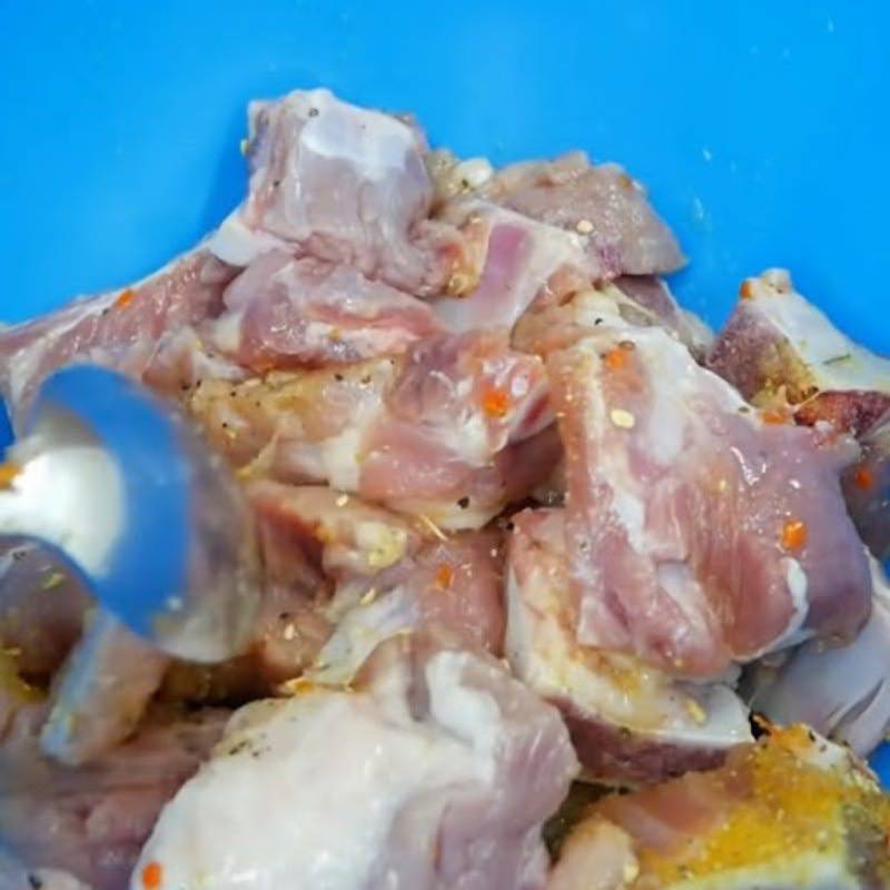 Sơ chế và ướp sườn