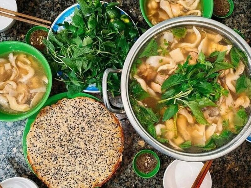 Thưởng thức món lẩu gà lá é thơm ngon chuẩn vị