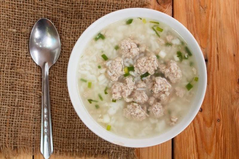 Bé mấy tháng thì ăn được cháo thịt heo?